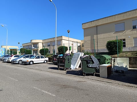 A frente da EB Pintor Almada Negreiros está com lixo acumulado e toda a zona circundante tem um aspeto de abandono.