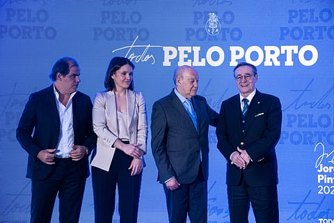 Pinto da Costa com António Oliveira à esquerda e Marta Massada e João Rafael Koehler à direita