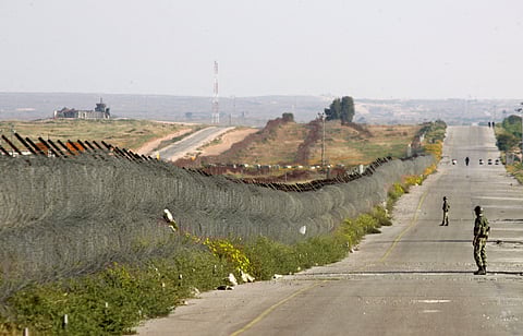 Soldados egípcios numa estrada paralela ao Corredor de Filadélfia, que separa Gaza do Egito, em 2007.