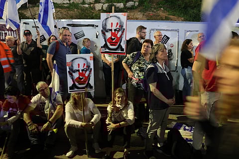 Manifestantes têm saído às ruas em Israel para pedir a demissão de Netanyahu.
