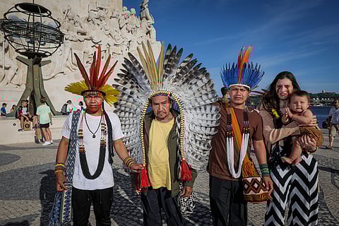 Da esquerda para a direita: Varisina, pajé Kotchi, Vana, Jaque e Ayla Vome (no colo da mãe). -- Foto: GERARDO SANTOS/GLOBAL IMAGENS