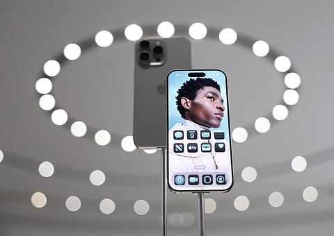 Apesar das parecenças com os modelos anteriores, Tim Cook afirma que o iPhone 16 “foi desenhado do zero”.