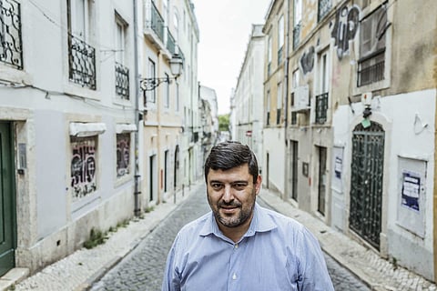 Hilário Castro, da Associação de Comerciantes do Bairro Alto, mostra uma das artérias principais do bairro, deserta, durante o dia.