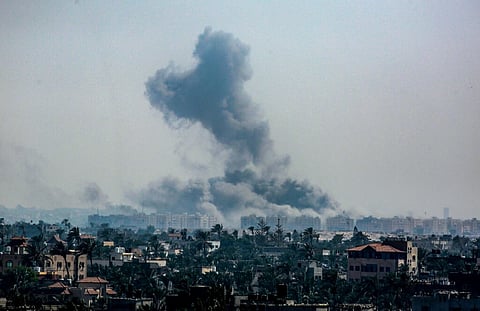 Imagem de bombardeamento em Khan Yunis visto de Deir al-Balah.
