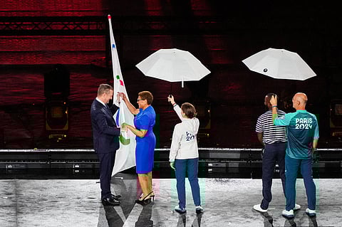 Andrew Parson, presidente do Comité Paralímpico Internacional, passa a bandeira à presidência da câmara de Los Angeles, Karen Bass. Cidade vai organizar os próximos Jogos, em 2028.
