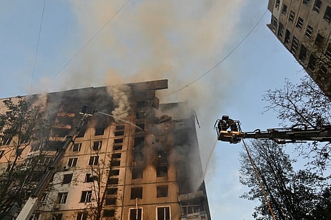 Prédio atingido em Kharkiv por bombardeamento russo matou pelo menos seis pessoas e feriu dezenas.