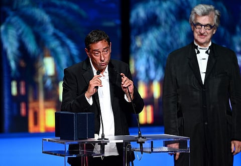 Miguel Gomes discursa após receber o prémio das mãos dw Wim Wenders.