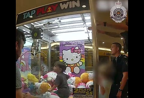 Menino de 3 anos é resgatado de dentro de máquina de brinquedos. Veja o vídeo