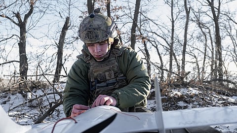 Um militar ucraniano prepara o lançamento de um drone.