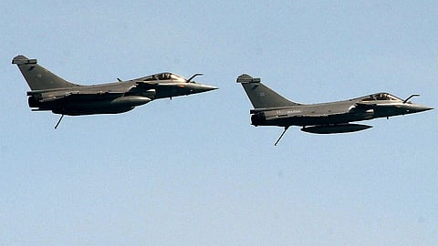 Piloto e aluno desaparecidos após acidente entre dois aviões militares em França