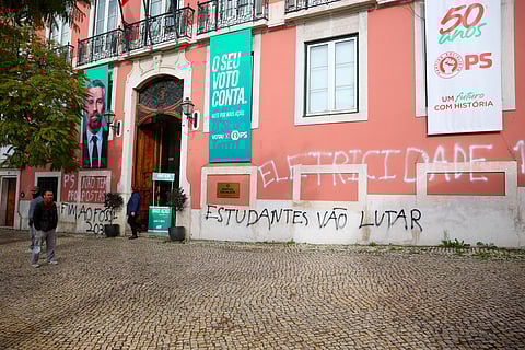 Frase de protesto pintada na fachada da sede do Partido Socialista