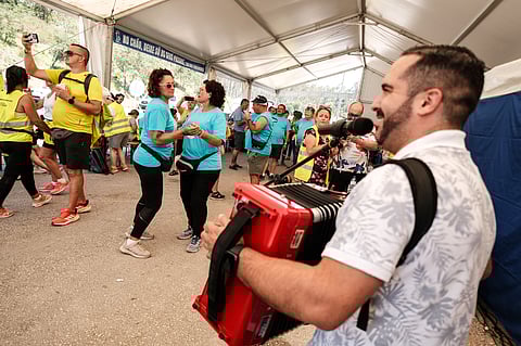 Festa na tenda de Secundino Pinto, animada pelos acordes de Mikael Akordeon, acompanhado pelo duo Opsom, dá novo ânimo aos peregrinos. -- Foto: NUNO BRITES/GLOBAL IMAGENS
