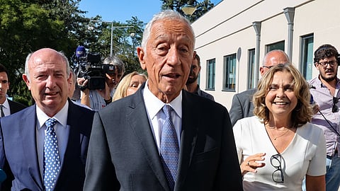 O Presidente da República, Marcelo Rebelo de Sousa (ao centro), acompanhado pela ministra da Saúde, Ana Paula Martins (à direita)
