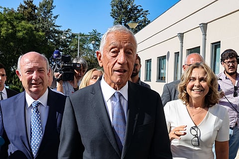 O Presidente da República, Marcelo Rebelo de Sousa (ao centro), acompanhado pela ministra da Saúde, Ana Paula Martins (dta.) e pelo presidente do Centro Hospitalar e Universitário de Lisboa, Carlos Martins (esq.), durante a visita ao