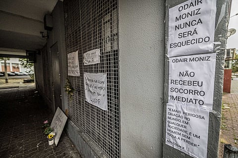 Fachada do café de Odair Moniz, com mensagens deixadas pelos seus amigos e família.