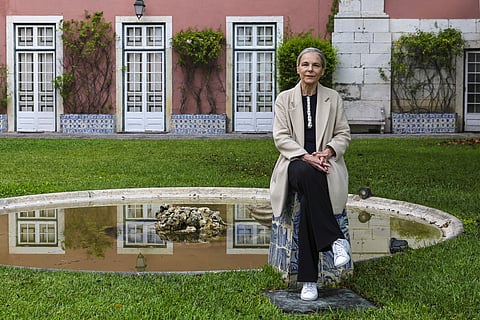 Camille Laurens foi fotografada nos jardins da Embaixada de França em Portugal, em Santos.