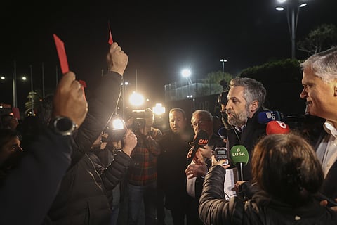 O momento em que os cartões são mostrados ao líder do PS.