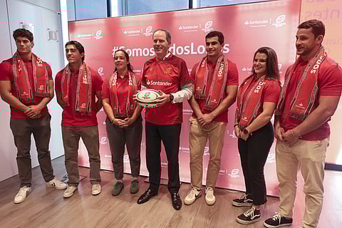 O CEO do Santander Portugal, Pedro Castro e Almeida) ao centro, ladeado pelos capitães das seleções nacionais de XV. Foto: Paulo Spranger
