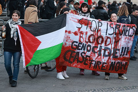 Protesto na sexta-feira em Berlim, na Alemanha, contra o "genocídio sangrento" na Faixa de Gaza e a favor do cessar-fogo.
