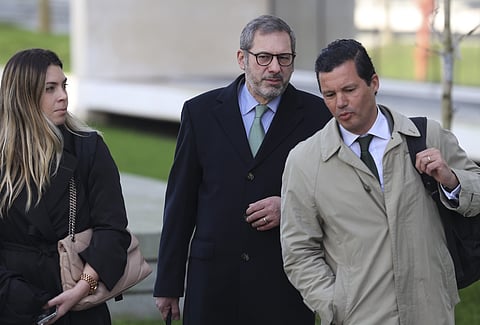 Paulo Sá Cunha (a centro), advogado de Pedro Calado, acompanhado por André de Noronha (à direita), advogado de Custódio Correia. MIGUEL A. LOPES/LUSA