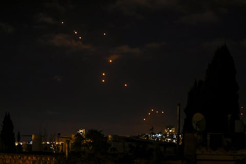 Projéteis nos céus de Jerusalém, depois de o Irão ter lançado 180 mísseis balísticos contra Israel.