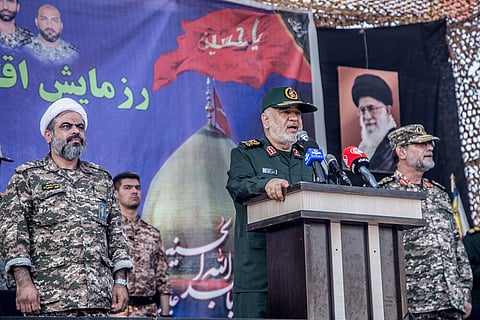 Comandante-chefe da Guarda Revolucionária Iraniana, Hossein Salami, durante um exercício militar perto da ilha de Abu Musa, na costa da cidade de Bandar, no sul do Irão.