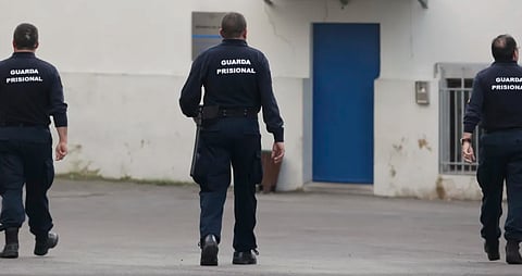 Recluso fratura pé e é capturado após fuga da cadeia de Ponta Delgada