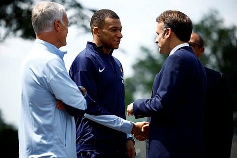 O momento em que Mbappé faz a revelação ao presidente frtancês.