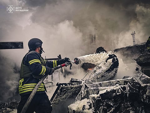 Os serviços de emergência respondem aos estragos causados pelo ataque russo na zona de Kiev.