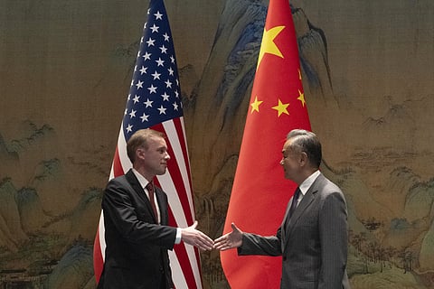 O conselheiro de Segurança Nacional norte-americano foi recebido em Pequim pelo ministro dos Negócios Estrangeiros chinês.