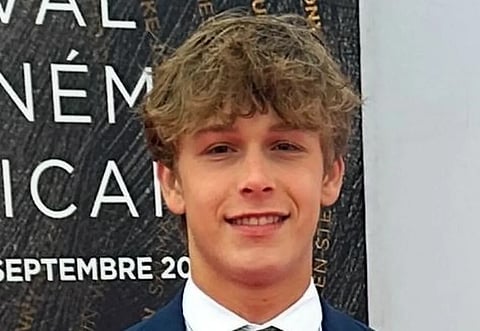 Ator Hudson Meek, de 16 anos, morre após cair de automóvel em andamento