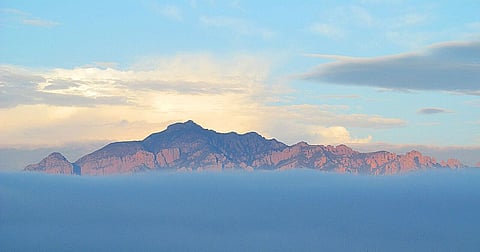 O pico montanhoso Chiricahua, rodeado por nuvens.