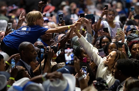 Kamala Harris cumprimenta uma criança durante uma ação de campanha em Savannah, Geórgia.