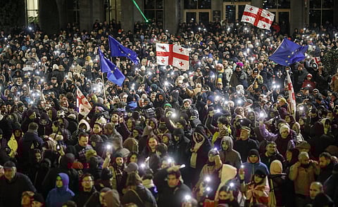 "Servem a Rússia ou a Geórgia?" Presidente confronta polícia após PM anunciar suspensão do processo de adesão à UE