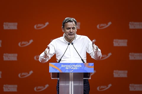 Luís Montenegro acusou PS e Chega de quererem juntar-se, criticando votações no hemiciclo.