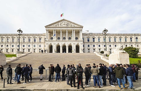 Polícias têm-se manifestado frente à Assembleia da República exigindo melhores condições.