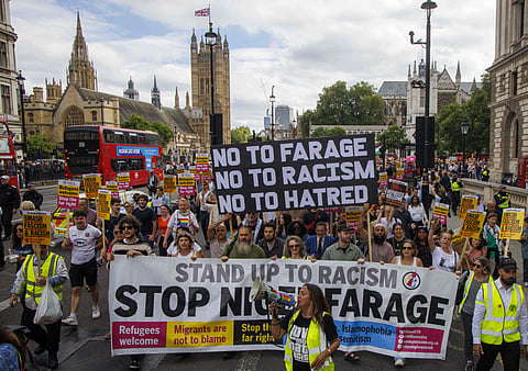 Palavras de ordem contra Nigel Farage em frente ao seu partido, Reform UK, em Londres.