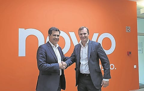 Miguel Venâncio, presidente da Nowo, e Meinrad Spenger, CEO da MásMóvil, quando a empresa foi comprada pelos espanhóis, em 2019. 