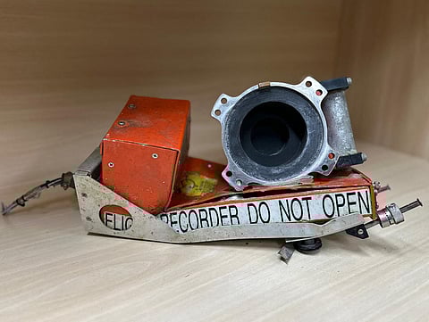 Uma das caixas negras do avião.