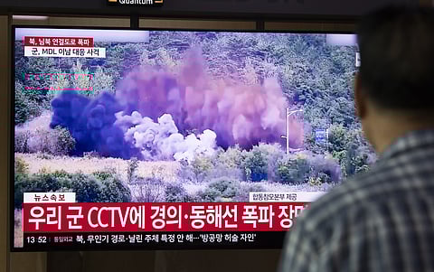 Televisão sul-coreana passa vídeo da destruição das estradas.