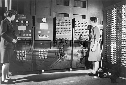 Duas das programadoras que trabalhavam com o ENIAC: Betty Jean Jennings (esq.) e Fran Bilas.