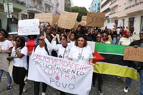 A manifestação começou com uma concentração frente à embaixada de Moçambique e prosseguiu até à Praça do Comércio.