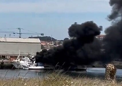 Duas embarcações a arder nos estaleiros de Vila do Conde