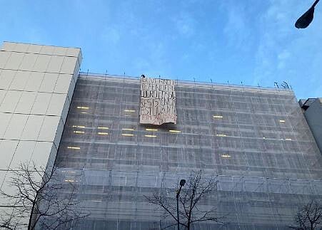 Três ativistas da Greve Climática Estudantil detidos após estenderem faixa no Banco de Portugal."Governo a defender lucro fóssil"