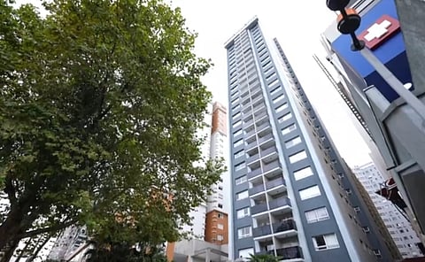 O prédio de Curitiba onde do trabalhador caiu de uma altura de 18 metros.