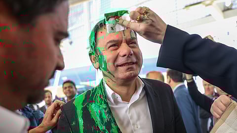 Luís Montenegro atingido com tinta verde na Bolsa de Turismo de Lisboa