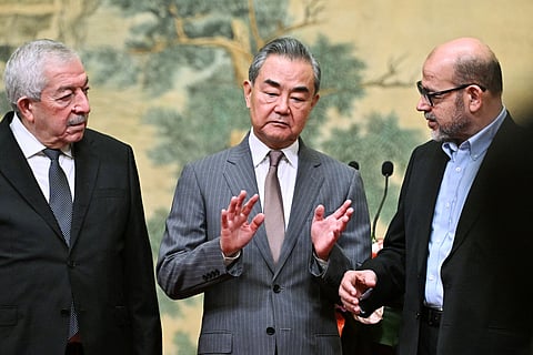 Chefe da diplomacia chinesa com enviados da Fatah e Hamas.