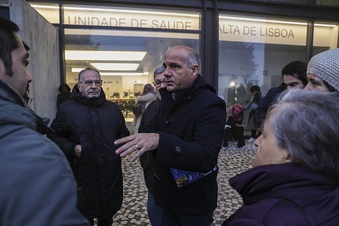 O secretário-geral do PCP, Paulo Raimundo fala com utentes da Unidade de Saúde Familiar da Alta de Lisboa. MIGUEL A. LOPES/LUSA