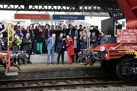 Demonstração de um sistema automático de engate de comboios, sem recurso a manobradores, que foi apresentado na estação ferroviária de Schaerbeek, Bruxelas, na última terça-feira. Na frente, de fato