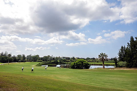 Metade dos campos de golfe do país estão concentrados no Algarve e o setor diz que mais cortes na água colocarão esta indústria em risco, com fuga de clientes para Espanha 